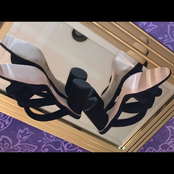 Black Pumps - Picture 6 of 12